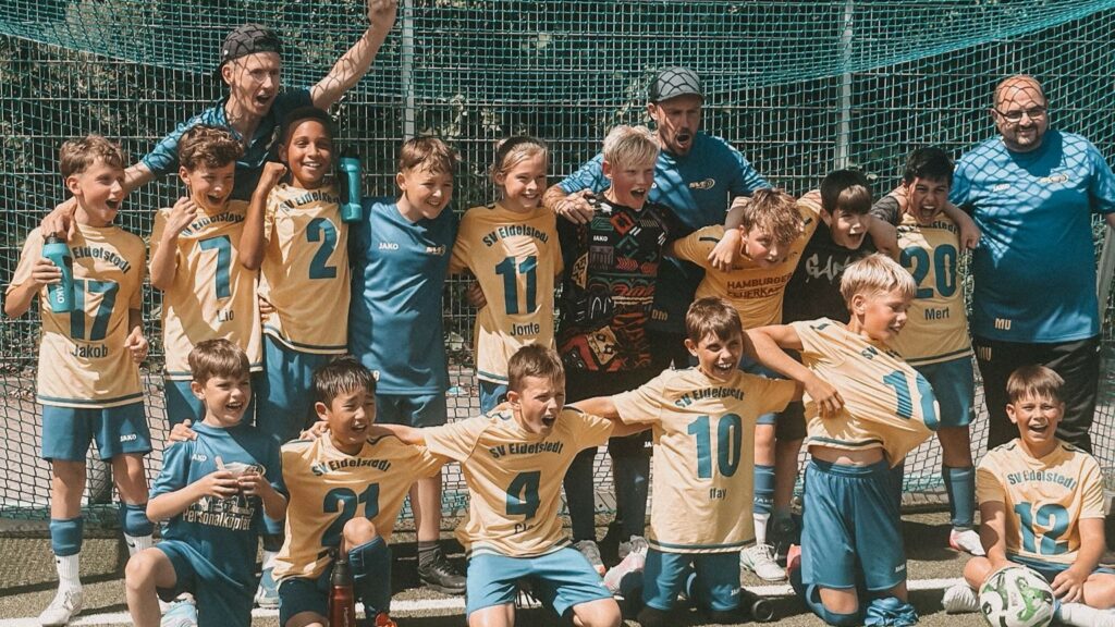 Mannschaftsbild mit jubelnden Spieler des 2014er Jahrgangs