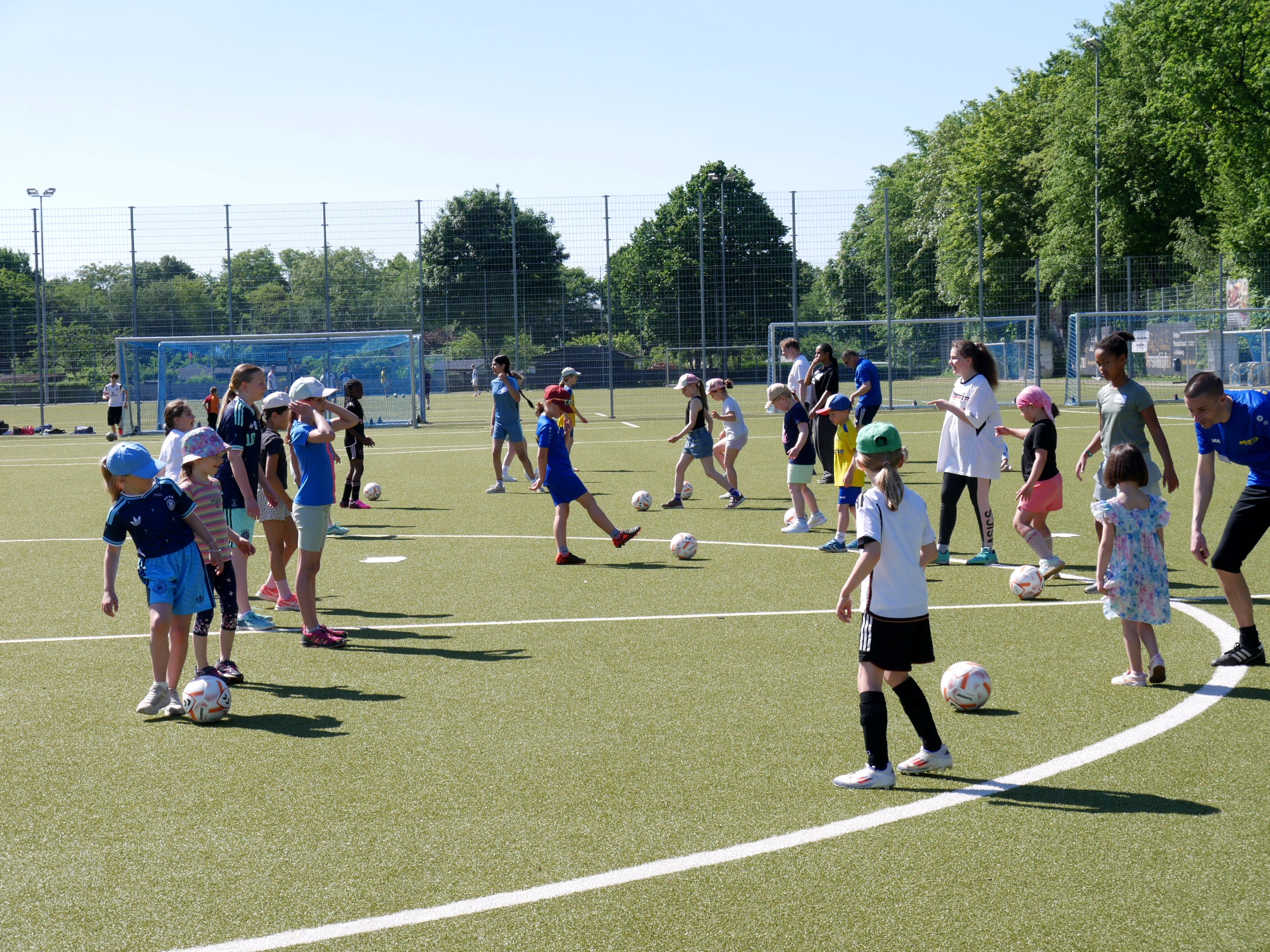 Viele glückliche Gesichter beim Tag des Mädchenfußballs